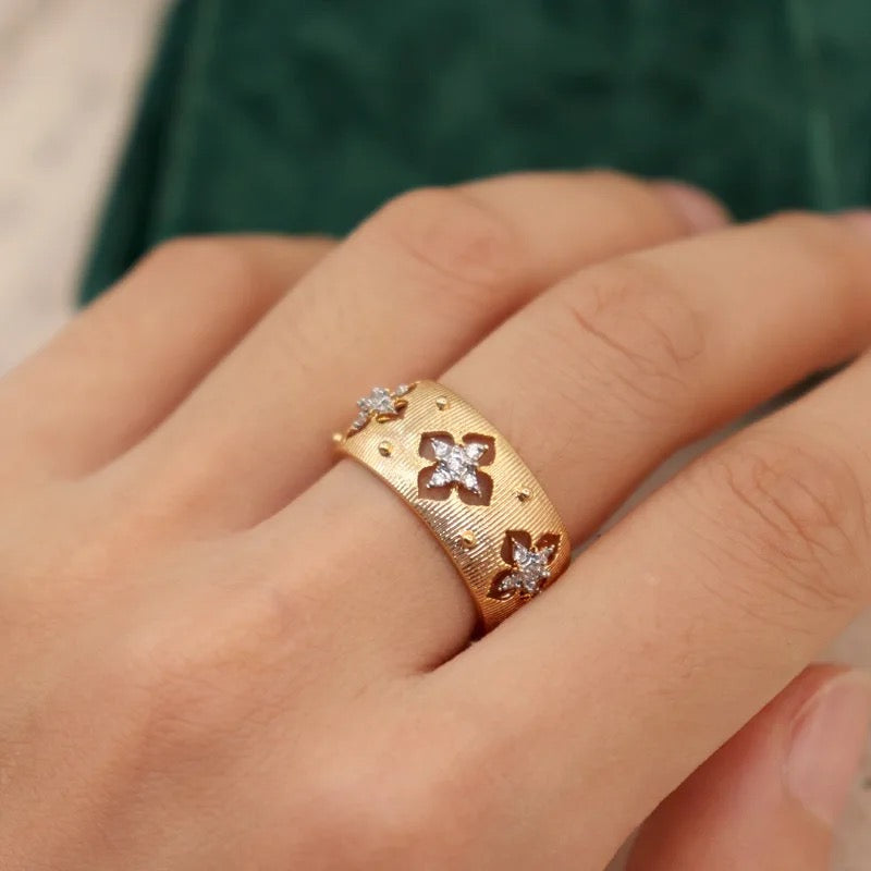 Moyà Four Leaf Ring