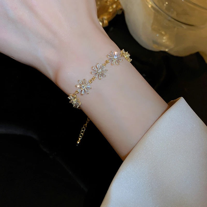 Shiny Inlaid Flower Zircon Bracelet