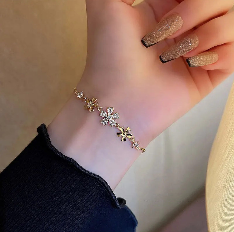 Flower Inlaid Zircon Adjustable Bracelet